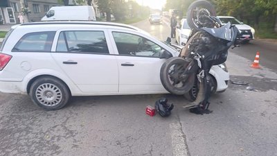 У Бродах зіткнулися Opel та мотоцикл: травмовано двох 18-річних юнаків