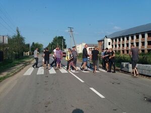 На Львівщині протестувальники перекрили дорогу: вимагають ремонту (фото)