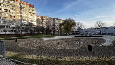 У Львові озеро на вулиці Панча почали заповнювати водою