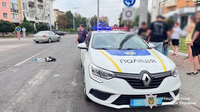 В Івано-Франківську мотоцикліст збив жінку на переході та втік