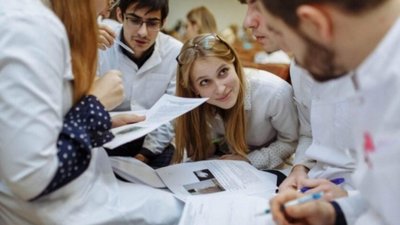 Шмигаль розповів, за якої умови випускникам медичних вишів заплатять 200 тисяч гривень