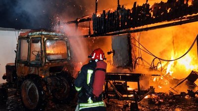 У Львівській області горіла будівля