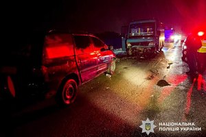 Фото: Поліція Рівненської області. Мікроавтобус і маршрутка на місці ДТП у Рівному.