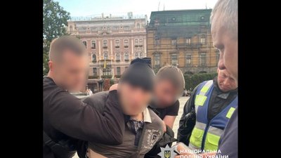 Поліція повідомила деталі затриманя чоловіка з ножем під час акції у Львові