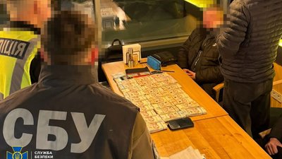 Посадовця КМДА затримали на хабарі у 1,2 млн грн за поставку обладнання до шкіл