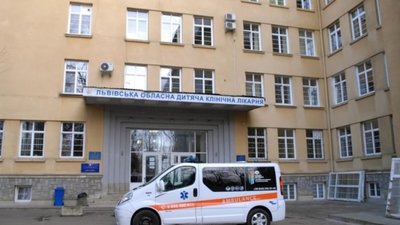 У Львові медики врятували обидві руки 5-річному хлопчику після важкої травми в січкарні (ФОТО)