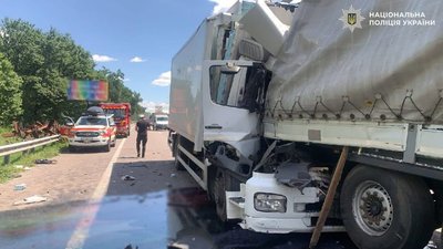 На виїзді з Києва через несправність вантажівки загинули двоє водіїв