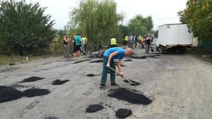 ​​Мешканці села на Франківщині власним коштом ремонтують дорогу (фото)