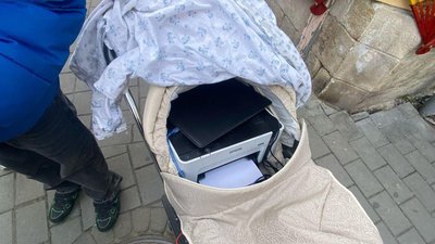 Ноутбук і принтер у візочку: львівський школяр отримав вирок за вуличні фотопослуги