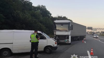 На Львівщині внаслідок зіткнення вантажівки з мікроавтобусом постраждало двоє людей (ФОТО)