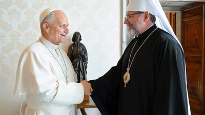 Глава УГКЦ подарував Папі Леву XIV книжку львівського ветерана Артура Дроня