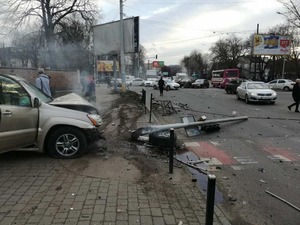 На перехресті у Львові сталася аварія (фото, відео)