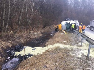 ДТП на Львівщині: рятувальники зупинили витік бітумної емульсії в річку (фото)