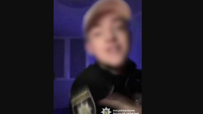 У Києві молодик співав російські пісні у поліцейській формі