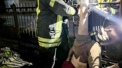 У Кам’янці-Бузькій чоловік проштрикнув ногу на паркані і повис головою донизу