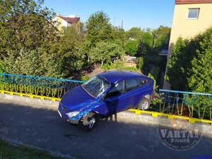 У Львові автомобіль протаранив міст (фото, відео)