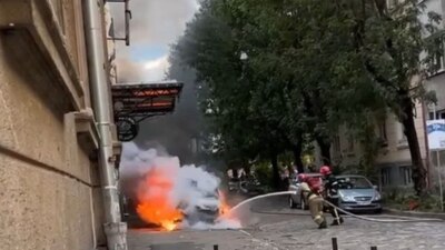 У Львові посеред вулиці спалахнула автівка