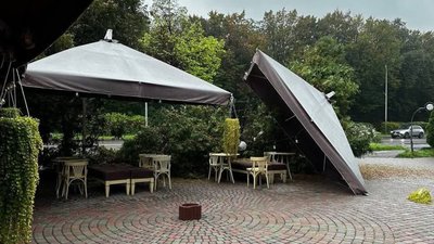 У Львові водій протаранив ресторан