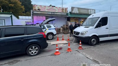 У Львові мікроавтобус самовільно почав рух та затиснув чоловіка між автомобілями