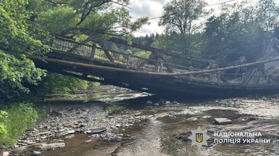 Без сполучення залишилися 8 селищ: на Закарпатті обвалився міст