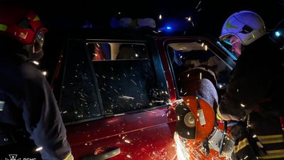 На Хмельниччині неповнолітній аодій Range Rover зіткнувся з деревом