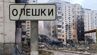 В Олешках росіяни відбирають у людей гуманітарні пакунки від українських військових