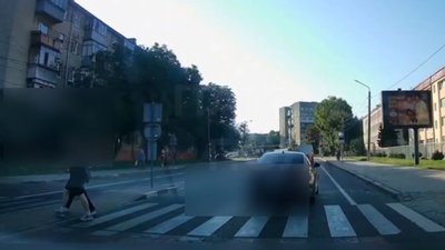 У Львові водій ледь не наїхав на двох людей (ВІДЕО)