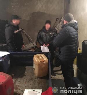 На Миколаївщині правоохоронці крали пальне з припаркованих фур