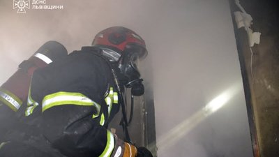 Під час пожежі у будинку на Львівщині постраждали жінка та дитина