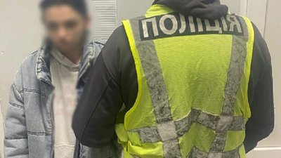 Кокаїн у наручному годиннику: у Києві затримали 26-річну наркоторговицю