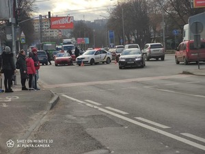 На перехресті вулиць Липинського–Замарстинівська сталася ДТП з участю декількох авто: відео моменту зіткнення (відео, фото)