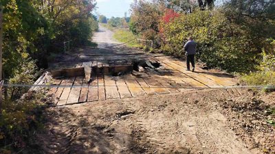 У Модричах на Львівщині ремонтують міст: місцевих жителів закликають допомогти робочими руками