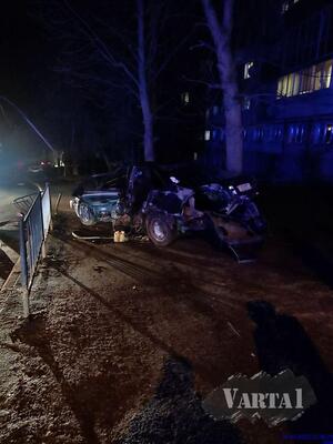 Пізно ввечері у Львові авто врізалося в електроопору (ФОТО)