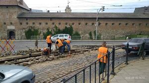 На пл. Митній у Львові відновлюють трамвайну колію (фото, відео)