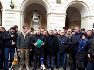 У Львові учасники АТО прийшли до Садового за поясненнями щодо карти із невизнаними "народними" республіками (ВІДЕО/ФОТО)