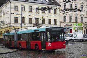 У Чернівцях поліція заборонила перевозити пасажирів тролейбусами: рух транспорту припинено