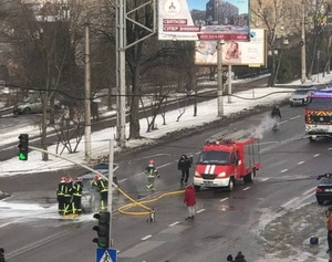 У Львові посеред вулиці загорівся автомобіль (ВІДЕО, ФОТО)