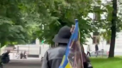 У центрі Львова чоловік привселюдно зірвав прапори з меморіалу на алеї Героїв  (ФОТО, ВІДЕО)