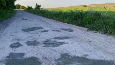 На Львівщині мама загиблого Героя закупила спеціальний відсів, щоб зремонтувати дорогу в селі (ФОТО)