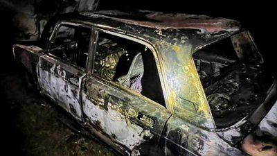 На Рівненщині чоловік в автомобілі облив бензином себе і дружину та підпалив