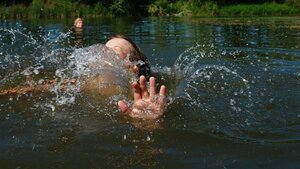 У Запоріжжі дорослі не допомогли дитині, яка тонула, бо вважали що це розіграш