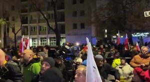 Відео: Telegram-канали. Люди виходять на протести в Польщі на тлі загострення конфлікту навколо Конституційного трибуналу.