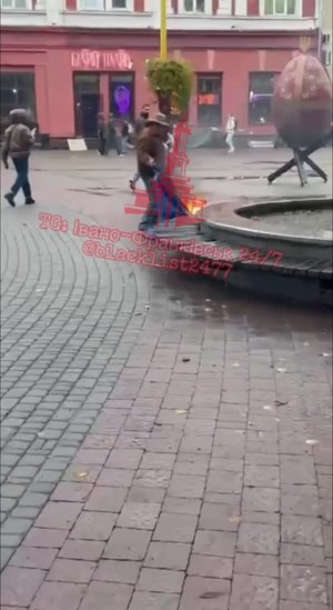 Відео: Telegram-канали. Момент підпалу Державного прапора України в центрі Івано-Франківська.